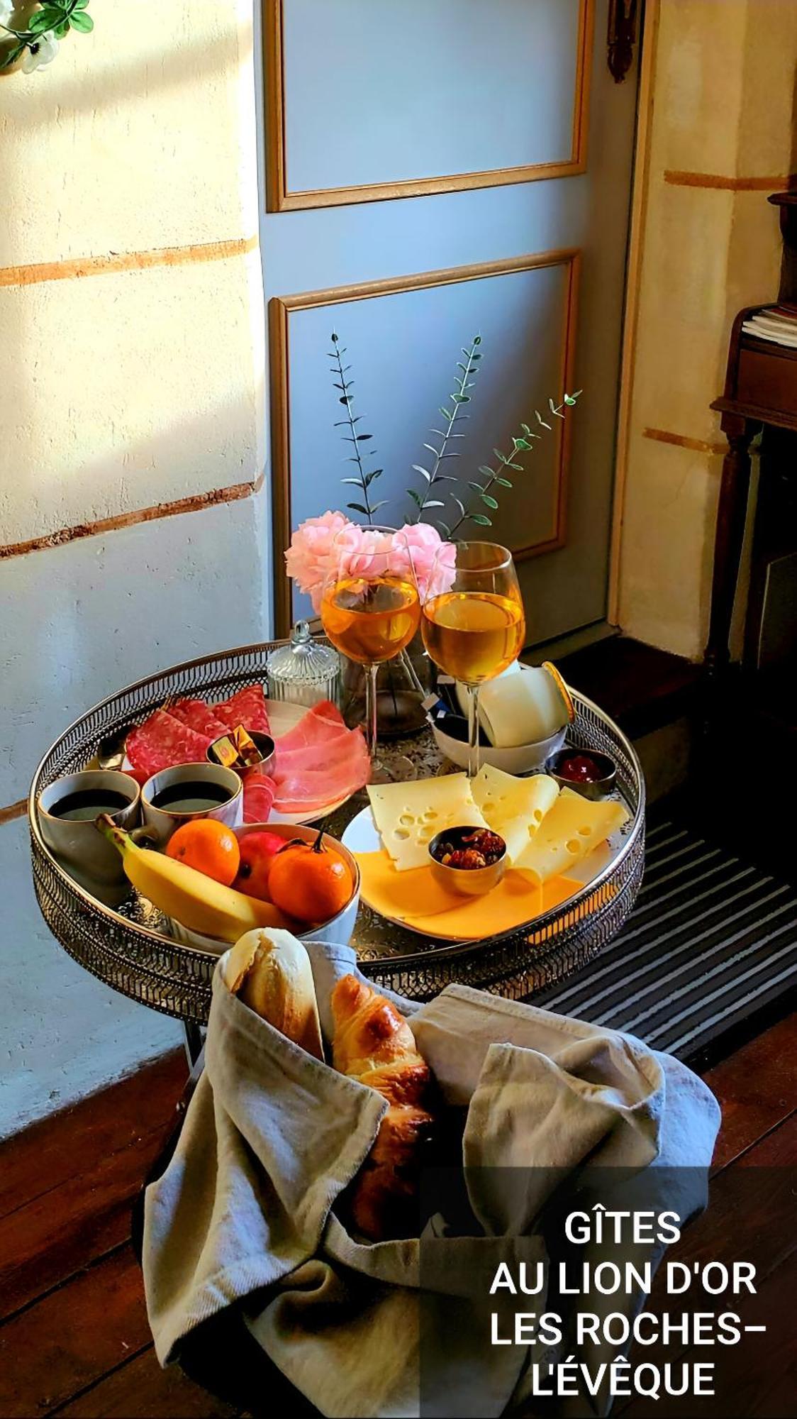 Au Lion D'Or Apartment Les Roches-l'Eveque Екстериор снимка