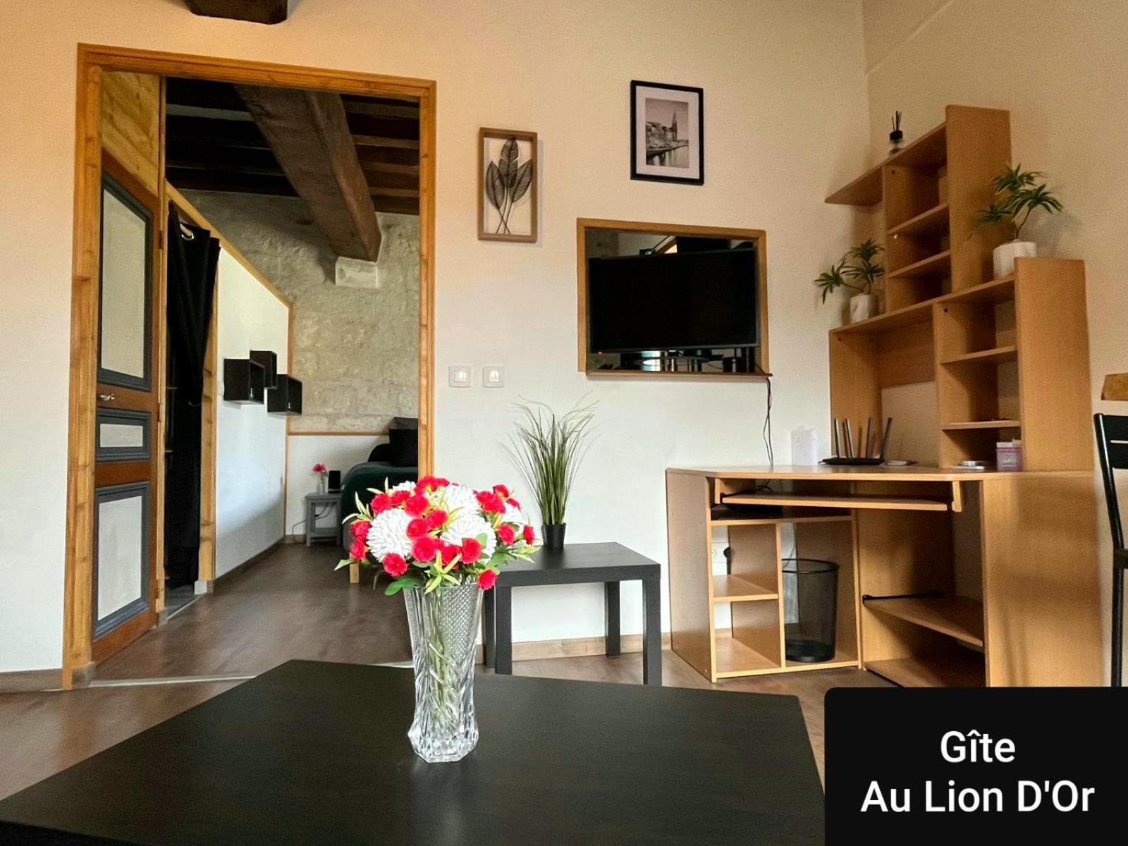 Au Lion D'Or Apartment Les Roches-l'Eveque Екстериор снимка